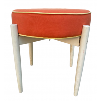 Krzesełko z pomarańczową poduchą
